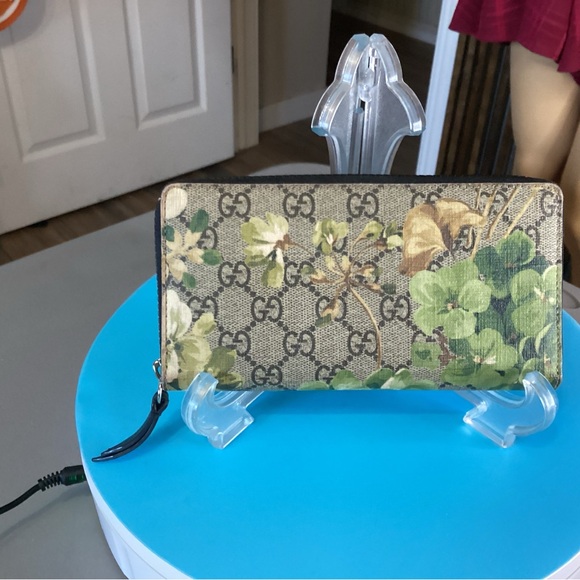 Gucci Bloom wallet 🔥RARE🔥with green hydrangea floral pattern over gg monogram - Picture 2 of 8